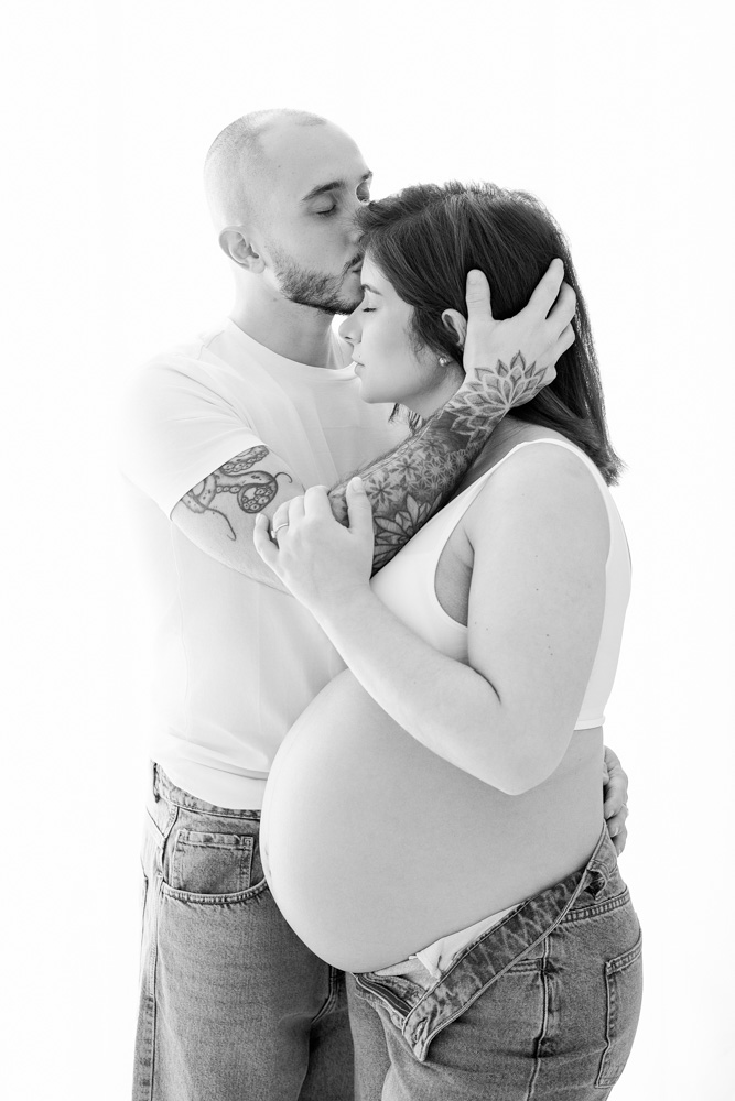séance grossesse noir et blanc Veretz couple