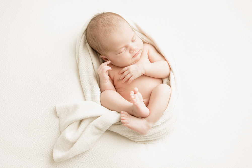 photo de bébé dans un cocon, douceur et bien-être à Tours