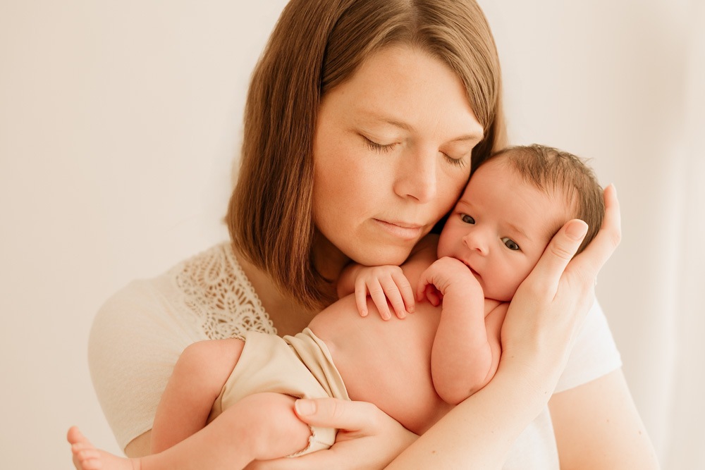 bébé contre sa maman, séance cocooning à Tours