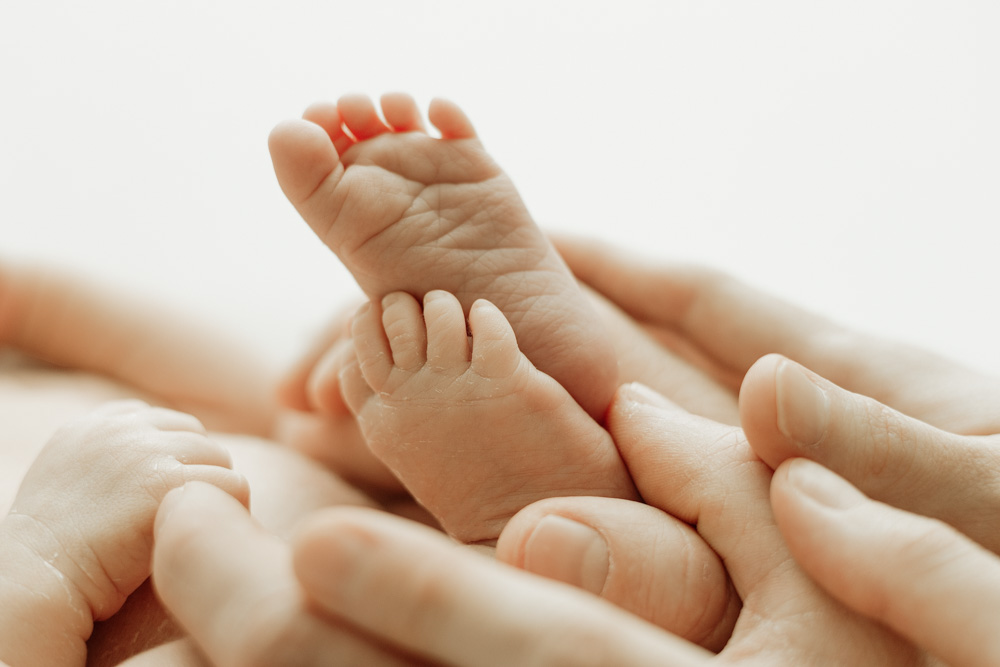 petits pieds mignons de bébé endormi
