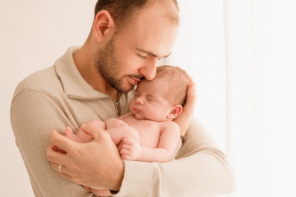 l'amour d'un papa en séance naissance