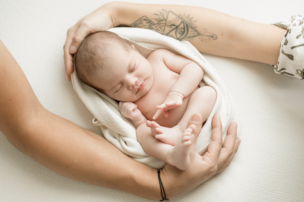 bras des parents entourant bébé dans un cocon, Azay-Sur-Cher