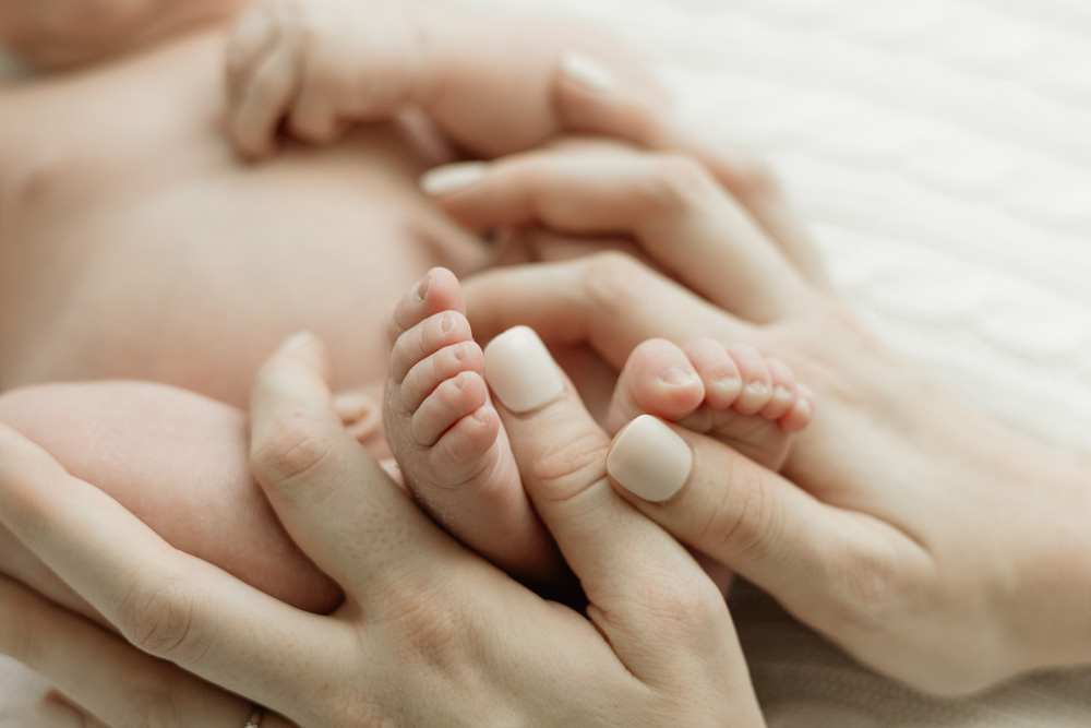 détails pieds de bébé à Tours avec les mains de maman