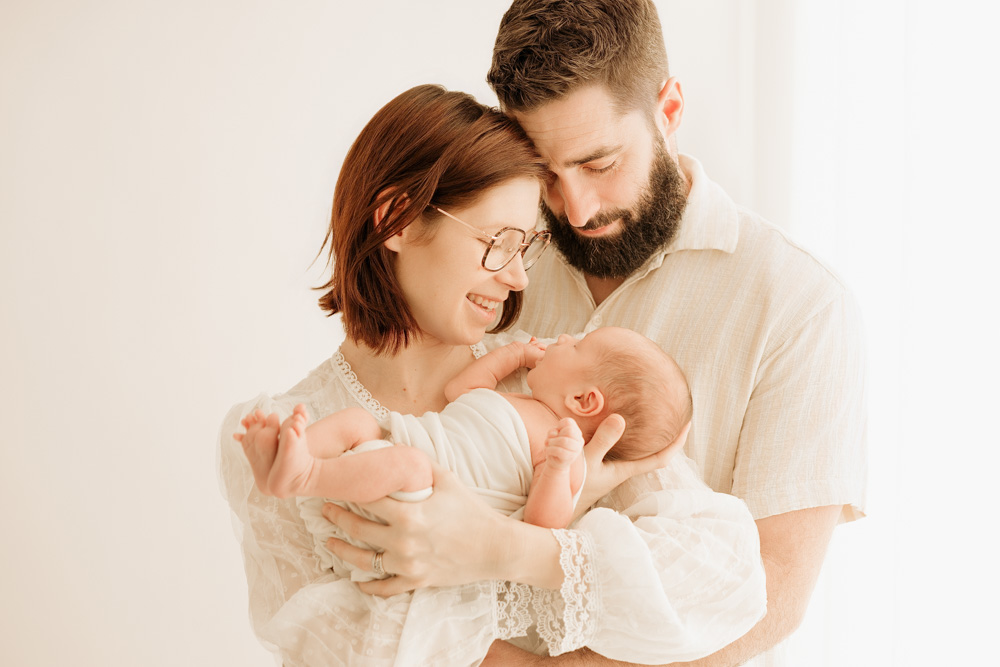parents complices avec bébé en séance naissance à Tours