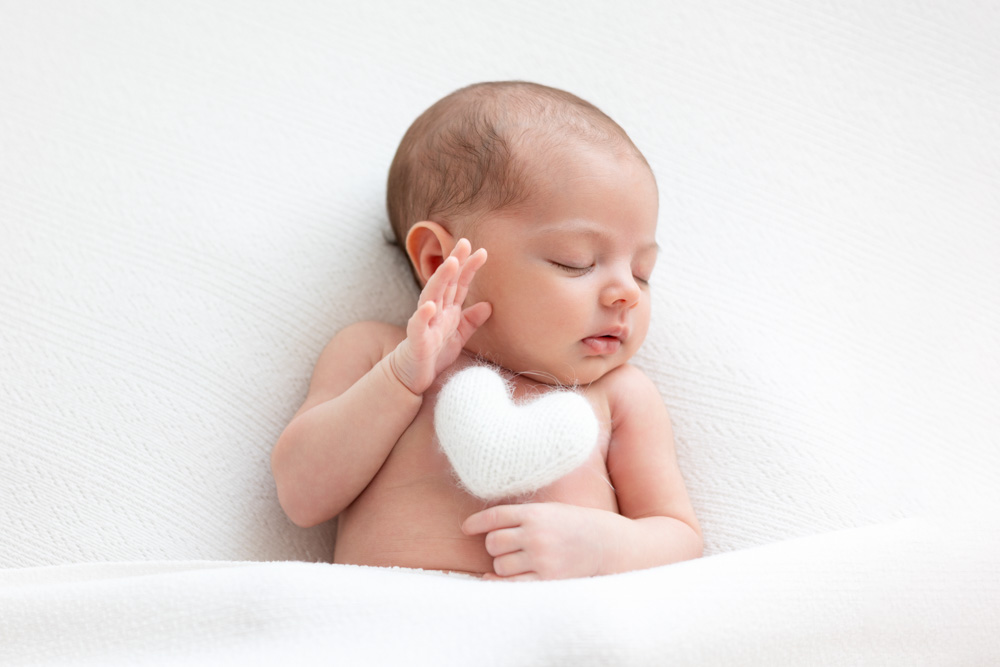photo de bébé tenant un cœur dans les mains , Tours