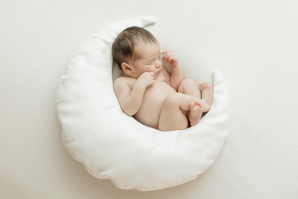 photo illusion bébé dans une lune, séance en studio à Tours