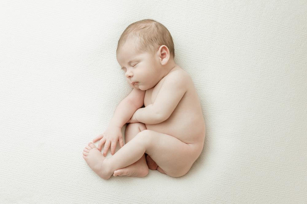 bébé endormi vu du dessus, séance photo studio à Tours