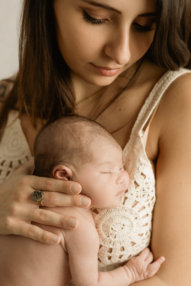 photo de naissance dans les bras de maman après l'allaitement