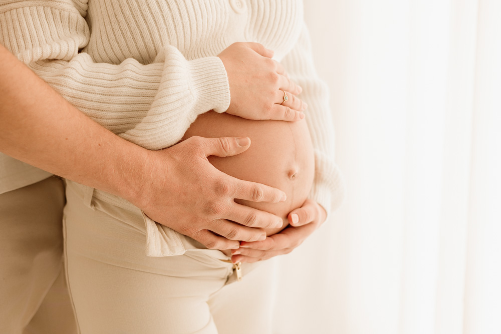 seance photo grossesse naturelle à Tours avec futur papa