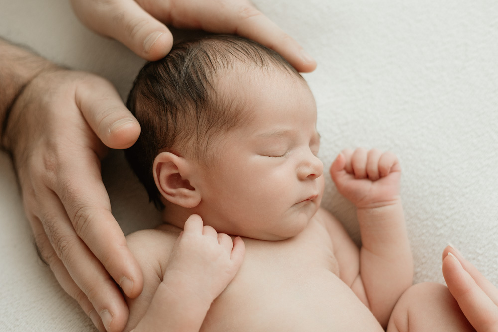 bébé serein et apaisé en séance naissance à Tours