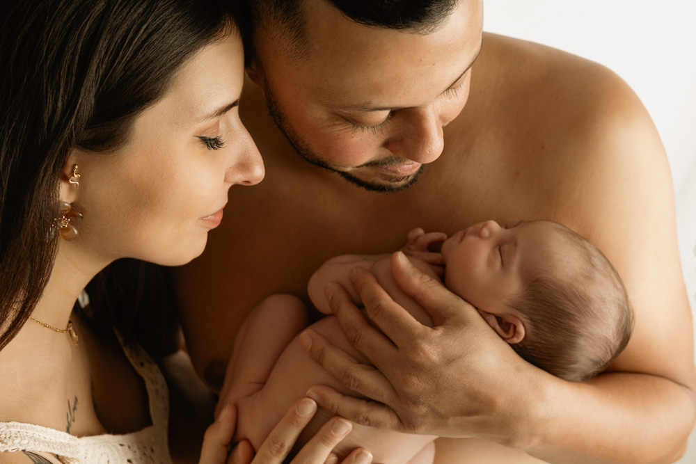 shooting naissance près de Tours , regard des parents sur bébé