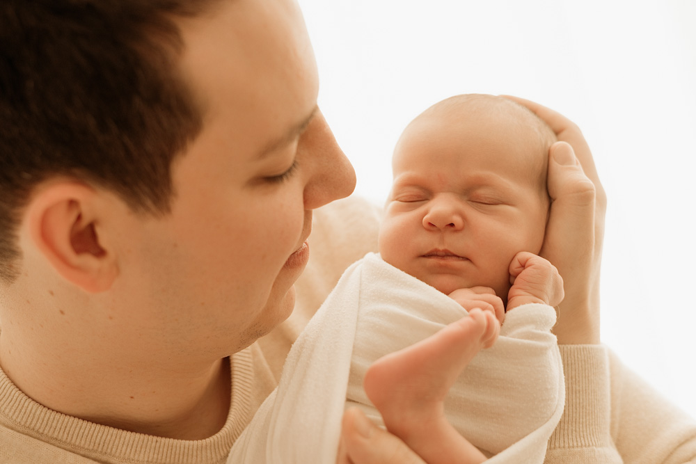 photo bébé dans les bras de papa , laura dronet photographie 37
