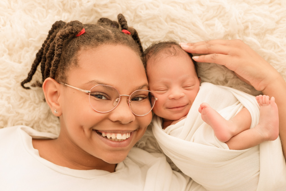photo bébé et grande sœur sourire