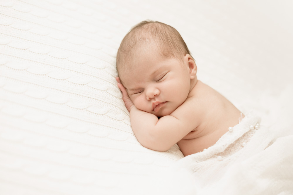 seance photo bébé endormi paisiblement à Tours, décor blanc et épuré