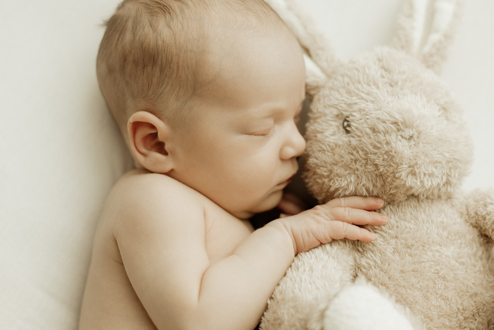 photographe veretz bébé avec doudou lapin