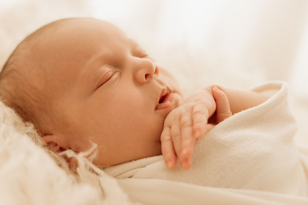 détails visage bébé endormi Tours