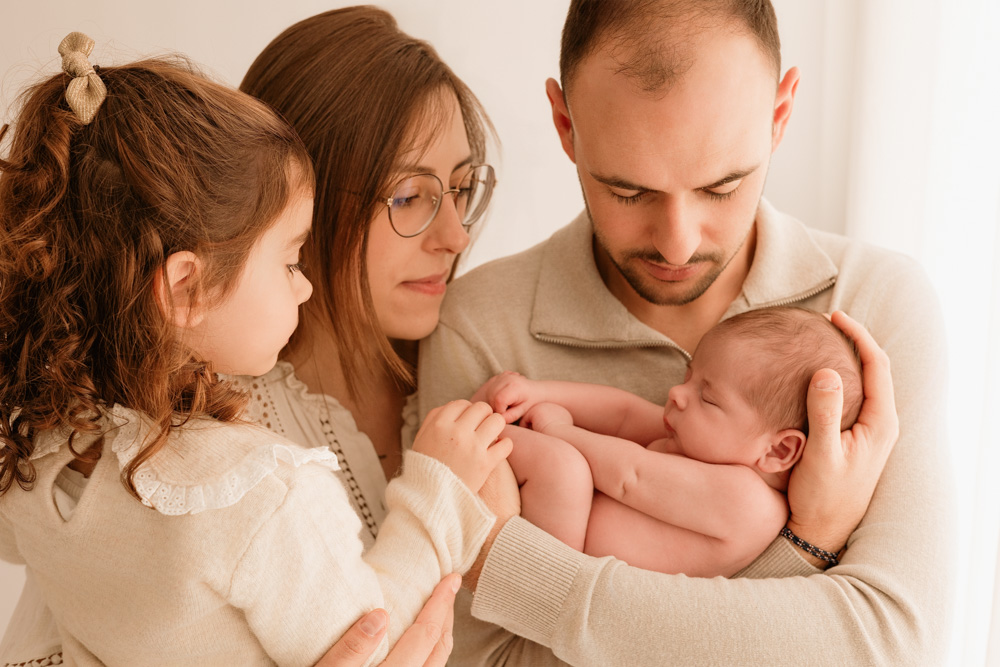 shooting bebe naissance en famille avec aînée