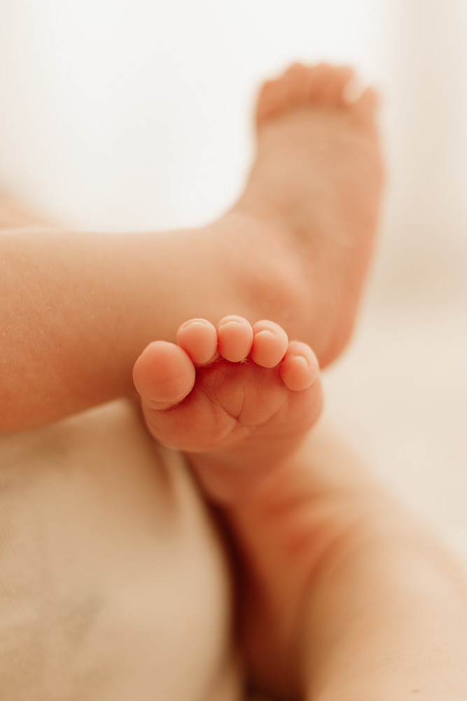 photographe naissance à tours, détails pieds bébé