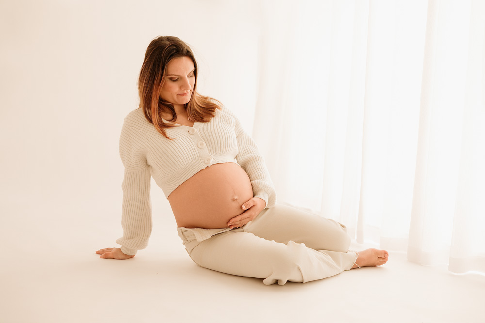 Séance photo grossesse naturelle en studio avec future maman