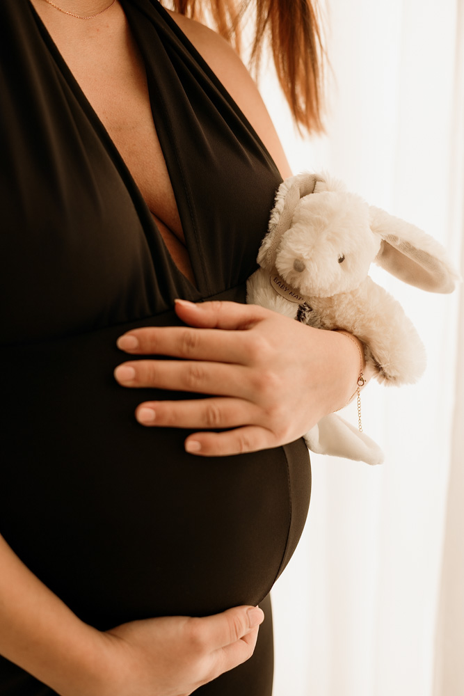 photo doudou sur le ventre d'une future maman à Azay-Sur-Cher