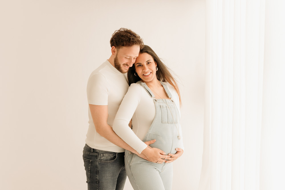 Futur papa à Tours tenant le ventre de sa partenaire enceinte avec douceur