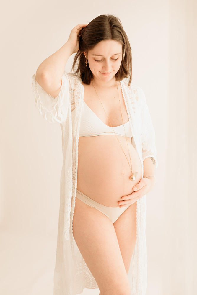 Détail d’une silhouette de femme enceinte en lumière douce près de Montlouis-Sur-Loire