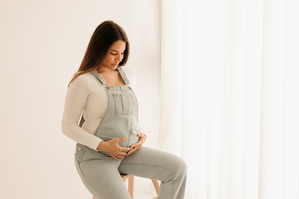 Photo de femme enceinte pleine de douceur et d’émotion à Tours