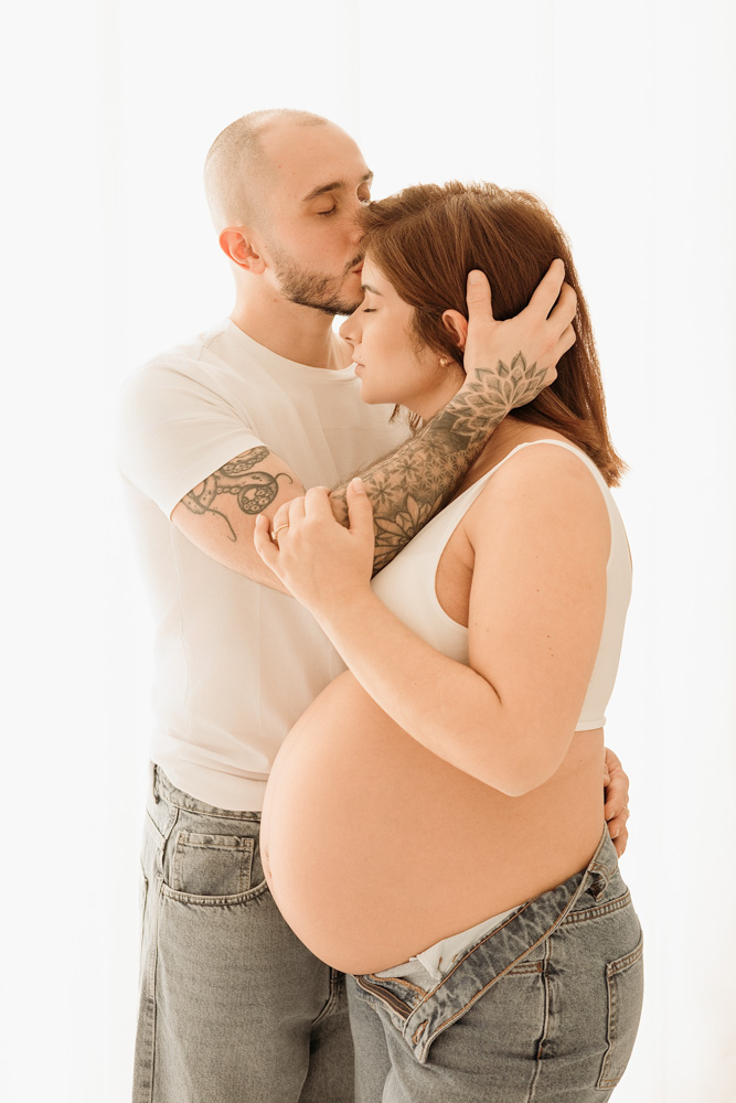 Photo de futurs parents attendant leur bébé avec tendresse près d'Amboise