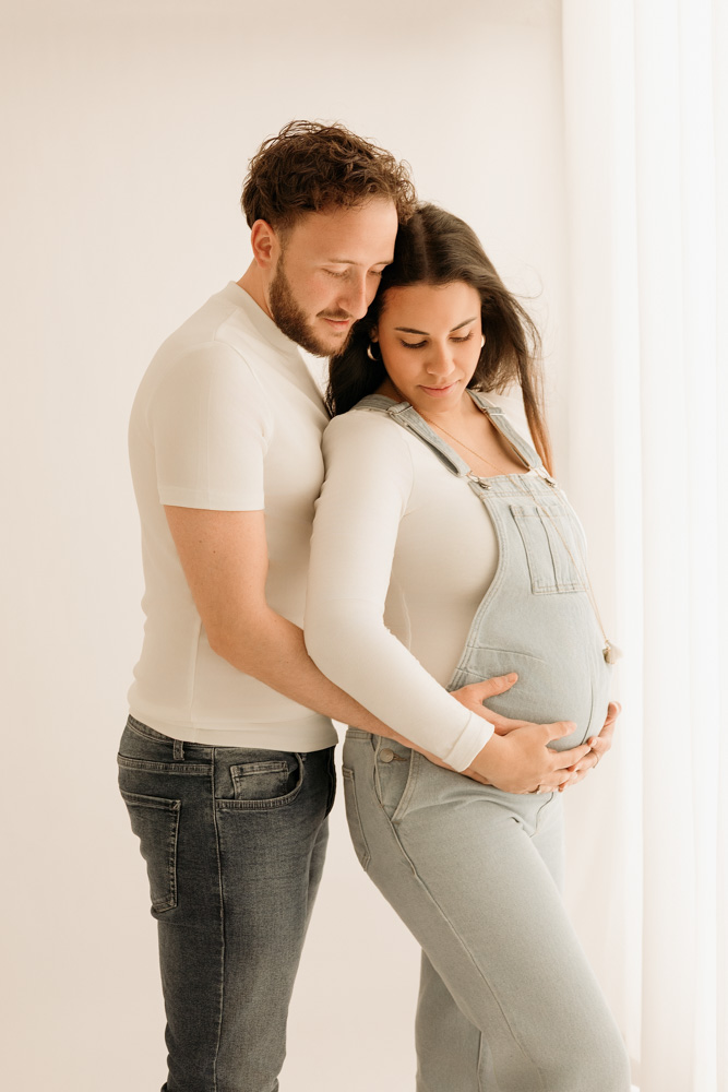 Séance photo grossesse en couple naturelle et complice à Tours