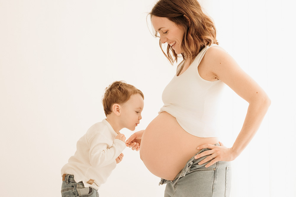 Moment tendre entre maman et son petit garçon pendant une séance grossesse à Tours