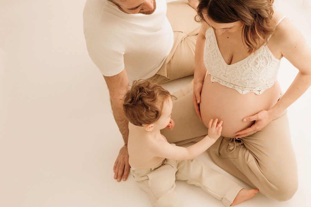 Shooting grossesse lifestyle en lumière naturelle douce en famille près de Montlouis-Sur-Loire