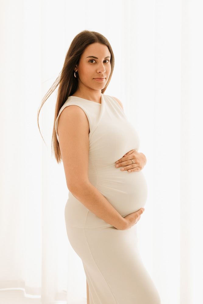 Photo de femme enceinte dans un style naturel et spontané près de Tours