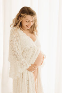 seance photo grossesse à tours, des photos naturelles et un moment de connexion avec bébé