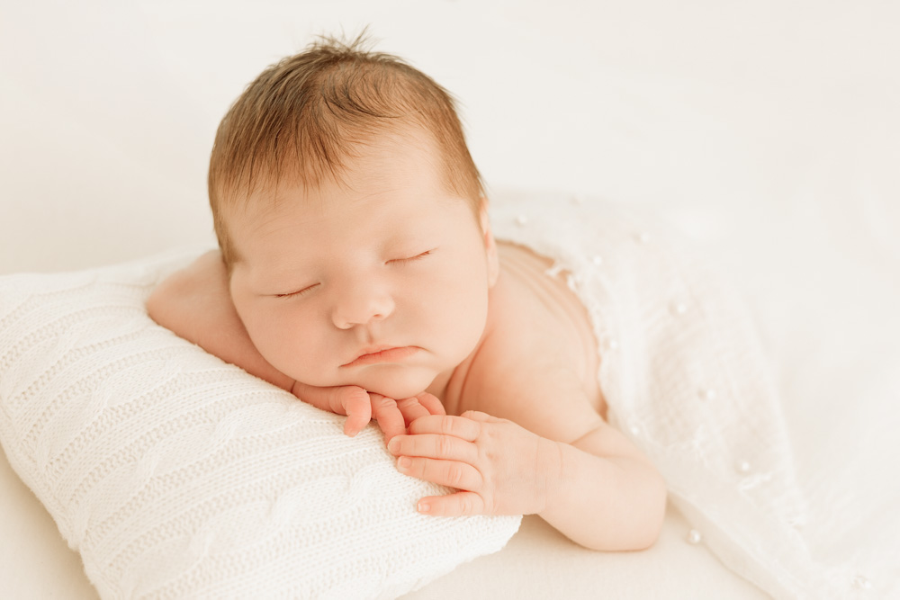 photographe naissance 37 bébé endormi sur un coussin