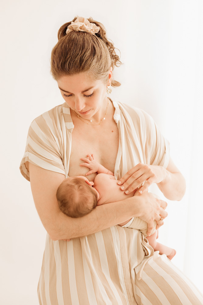 photographe naissance tours, séance allaitement lumière naturelle