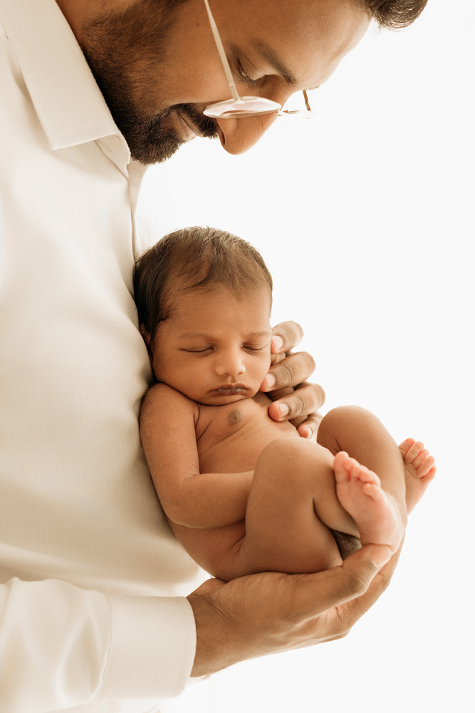 photographe naissance tours, bébé dans les bras de papa, regard protecteur