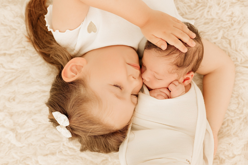 photographe naissance tours en famille, avec grande soeur attentionnée