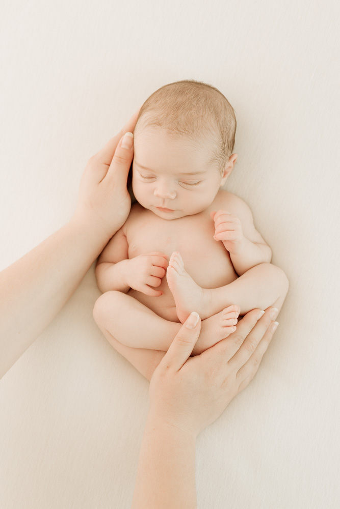 photographe naissance tours main de maman autour de bébé
