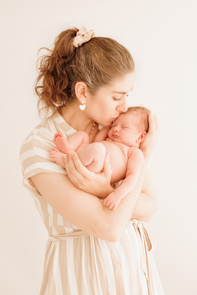 séance photo naissance 37, bébé avec sa maman dans les bras