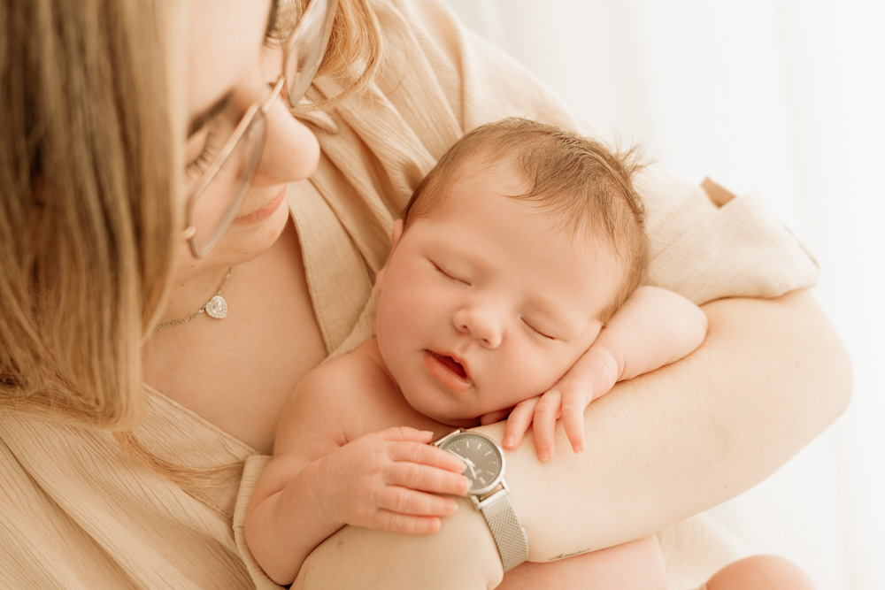 séance photo naissance tours, bébé endormi sur le bras de sa maman, peau à peau
